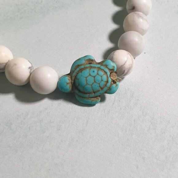 White Howlite Bead Bracelet With Turquoise Turtle Charm Stretchable For Women Or - Picture 2 of 4